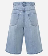 Bermuda tipo jorts de tiro alto confeccionada en denim de algodón, con diseño de cinco bolsillos, trabillas para cinturón y cierre frontal con botón y cremallera.