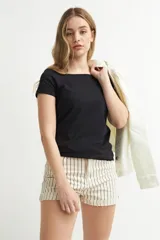 Remera negra de manga corta con escote off shoulder y corte recto.