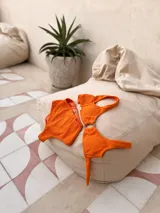 Parte inferior de bikini tiro alto, modelo vedetina, color verde militar brillante.