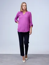 Blusa texturada color violeta, marca Ruby Rd. Tiene cuello a la base con escote en V y mangas largas con largo regulable.