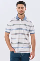 Remera polo de manga corta con diseño a rayas horizontales en tonos azules, celestes, verdes y beiges sobre base azul marino. Presenta cuello camisero con cierre frontal de botones y un pequeño logo bordado en el pecho.