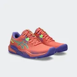 Championes de pádel Asics Gel Challenger 15 de color coral con detalles en violeta y verde lima, diseñados para ofrecer estabilidad y sujeción en la pista.