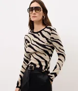 Suéter de punto Cortelle con estampado de cebra en tonos beige y negro, cuello redondo acanalado y mangas largas con puños elásticos.