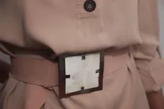 Cinturón marrón con hebilla cuadrada de guampa con detalles en alpaca.