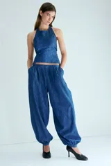 Top en denim de algodón suave con escote halter, cierre de botón en la nuca, pinzas en el busto y corte en la cintura.