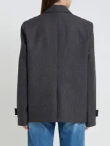 Blazer a cuadros gris con corte recto, seis botones dorados, mangas largas y solapas de muesca.