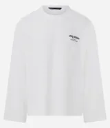 Remera de manga larga Blue Steel, confeccionada en tejido texturizado de poliéster con elastano. Presenta cuello redondo y estampa frontal con la frase 'Stay Classic'.