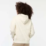 Buzo con capucha color blanco hueso, de corte holgado y con cordón ajustable.