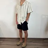 Bermuda de lino color negro con corte recto por encima de la rodilla, cuenta con bolsillos laterales y cintura elástica.