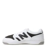 Championes urbanos New Balance modelo Court 480, con diseño inspirado en el baloncesto retro. Presentan una combinación de cuero blanco y paneles de gamuza en color gris oscuro, con el logo 'N' característico en los laterales y suela de goma.