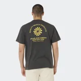 Remera manga corta de corte clásico, color terracota, con pequeño estampado tipográfico en el pecho.