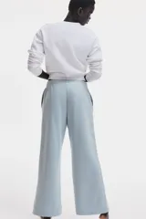 Pantalón deportivo de corte relajado y piernas rectas, confeccionado en felpa liviana de mezcla de algodón. Presenta cintura elástica fruncida y bolsillos laterales discretos.