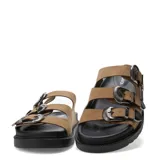 Sandalias de plataforma baja Miss Carol modelo Valencia, color marrón claro, con tres tiras anchas en el empeine decoradas con hebillas metálicas plateadas de estilo western.