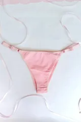 Bombacha de bikini negra de tiro medio, con tiras laterales finas y regulables.