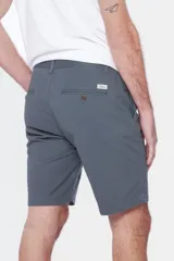 Bermuda clásica color beige con bolsillos laterales y traseros, confeccionada en algodón con spandex.