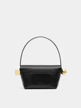Bolso de mano negro de piel napa suave con asa de hombro, cierre de solapa plegable, charms de esfera y cubo bañados en oro, cierre magnético, bolsillo de parche en la parte trasera, bolsillo de parche interior y bolsillo con cremallera. Logotipo y herrajes bañados en oro. Interior totalmente forrado en algodón.
