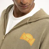 Campera con capucha color verde con cierre frontal y logo estampado en el pecho.