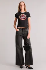 Remera negra de algodón con calce slim, escote redondo y mangas cortas con ribete blanco en cuello y mangas. Estampado frontal con el logo de los Rolling Stones y la leyenda 'World Tour 1981'.