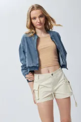 Top sin mangas a rayas horizontales blancas y negras.