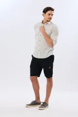 Bermuda cargo de gabardina en color gris oscuro, corte recto, con bolsillos laterales con solapa y cierre de botones y cremallera.