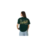 Remera oversized verde oscuro de manga corta, con estampa tipográfica en el dorso en color beige.