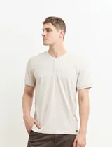 Camiseta de manga corta color verde agua, con cuello redondo y tapeta de dos botones.