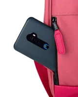 Mochila Cabaia modelo Adventurer, color rosado con base en tono fucsia. Cuenta con doble asa superior, bolsillo frontal con cierre y detalles en cuero sintético. Diseño funcional con compartimentos laterales y logo de la marca en parche circular.