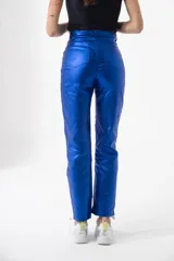 Pantalón de vestir azul eléctrico con acabado brillante, corte recto y tiro alto.