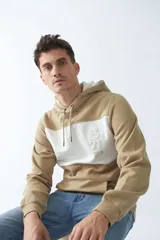 Buzo canguro de felpa azul marino y gris con capucha ajustable, bolsillo tipo canguro, mangas largas y logo en relieve.