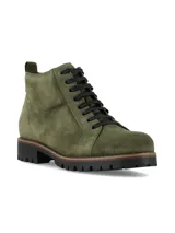 Borcego de cuero gamuza color verde oliva, con cordones al tono y suela de goma. Diseño acordonado al tobillo de estilo urbano.