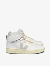 Zapatillas altas Veja modelo V-95, color blanco con logo lateral en gris y cordones color crema. Inspiradas en la cultura del baloncesto de los años 90.