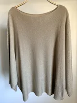 Sweater italiano tejido en hilo con lurex color dorado, de calce oversized y talle único.