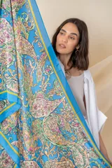 Pañuelo de seda estampado con motivos de arabescos en colores verde, rosa y celeste.