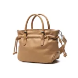 Cartera chica color camel, confeccionada en símil cuero con textura granulada. Cuenta con asas de mano fijas, correa larga de tela ajustable y desmontable, y detalles de cordones ajustables en los laterales. Incluye herrajes metálicos plateados y logo de la marca en la parte frontal.