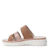 Sandalias de plataforma con diseño de tres tiras, combinando texturas lisas y con relieve en tonos beige y rosado. Cuenta con cierre de velcro ajustable y suela ergonómica blanca.