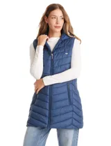 Chaleco puffer largo de color verde oliva, con diseño capitoneado, cierre frontal, bolsillos laterales y capucha fija.