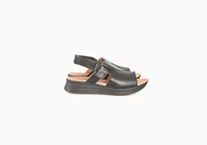 Sandalias de cuero negro con plataforma baja y tira trasera ajustable.