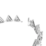 Pulsera rígida plateada con cristales transparentes de talla triangular engarzados en hilera.