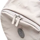 Mochila deportiva color gris, confeccionada en material textil con acabado arrugado. Presenta compartimento principal con cierre doble, bolsillo frontal con logo circular, compartimento inferior independiente para calzado y bolsillos laterales. Incluye tirantes ergonómicos ajustables y espaldera acolchada con malla transpirable.