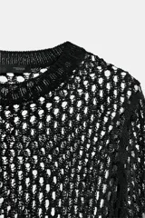 Jersey ajustado de color negro con diseño de punto calado, cuello redondo y mangas cortas.