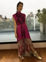 Vestido fucsia con estampado abstracto en tonos borgoña, corte midi, sin mangas, con escote en la espalda y lazo en la cintura.