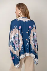 Camisa de seda modelo pañuelo, de color amarillo con estampado estilo mandala y flores, cuello redondo y cierre frontal con botones.