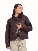 Campera de algodón encerado color bordó, con cuello de pana al tono, cierre frontal con botones a presión metálicos y bolsillos frontales con solapa.
