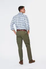Pantalón cargo de gabardina en color verde militar, con bolsillos laterales tipo cargo con solapa y cierre de botón, y bolsillos frontales clásicos.
