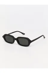 Lentes de sol rectangulares negros con lentes degradadas.
