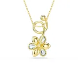 Colgante con cadena dorada y dije en forma de flor con pétalos de cristal azul, centro de cristal amarillo y detalle de cristal celeste en el tallo.