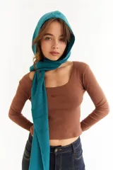 Top de manga larga color marrón, confeccionado en tejido de punto acanalado. Presenta un escote cuadrado y un detalle bordado con las iniciales BG en el centro del pecho.