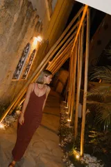 Vestido largo de tejido de punto con breteles finos regulables, escote en V y tajo lateral en el ruedo.