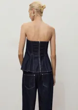 Top estilo corsé de mezclilla azul oscuro, sin mangas, con escote palabra de honor y corte peplum.