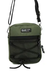 Morral de estilo urbano color verde militar, con compartimento principal con cierre, bolsillo frontal de malla con cordón elástico ajustable y correa de hombro regulable.